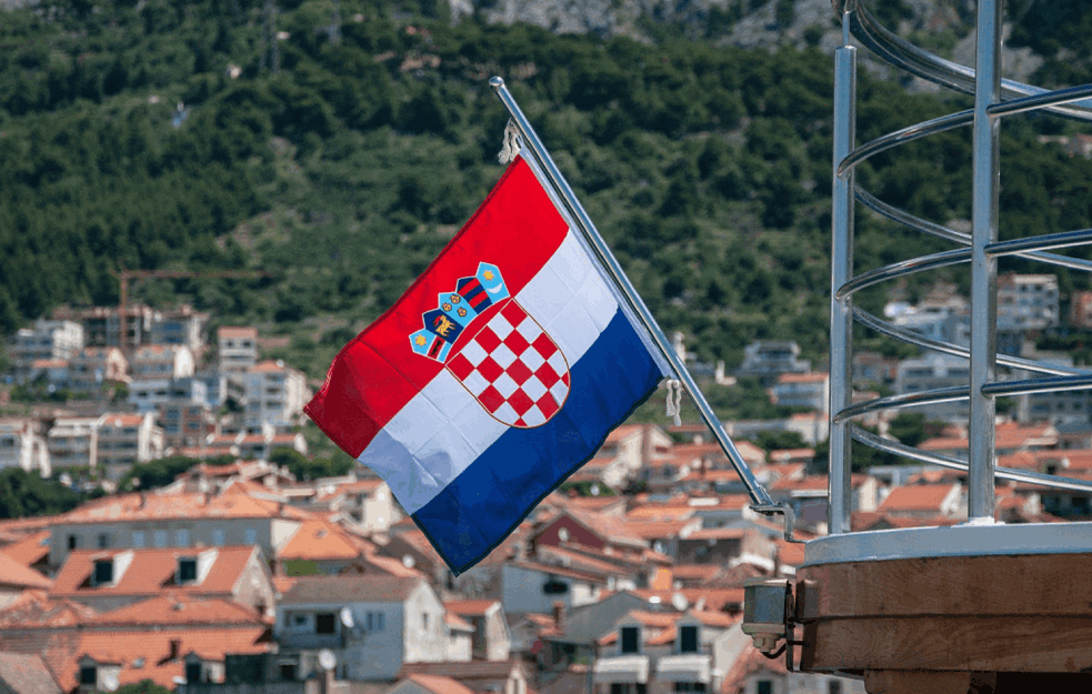 SVEŠTENIK okačio zastavu sa USTAŠKIM sloganom '<span style='color:red;'><b>Za dom spremni</b></span>': 'S ponosom sam to uradio I OPET ĆU' (FOTO) 